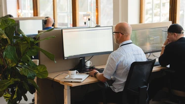 Utvecklare vid datorskärmar