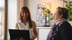 Två personer som samtalar och skrattar