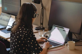 Person som jobbar vid en laptop