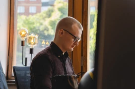 Siluett of a man with glasses