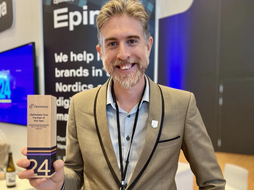 Linus Ekström holding the wooden statuette