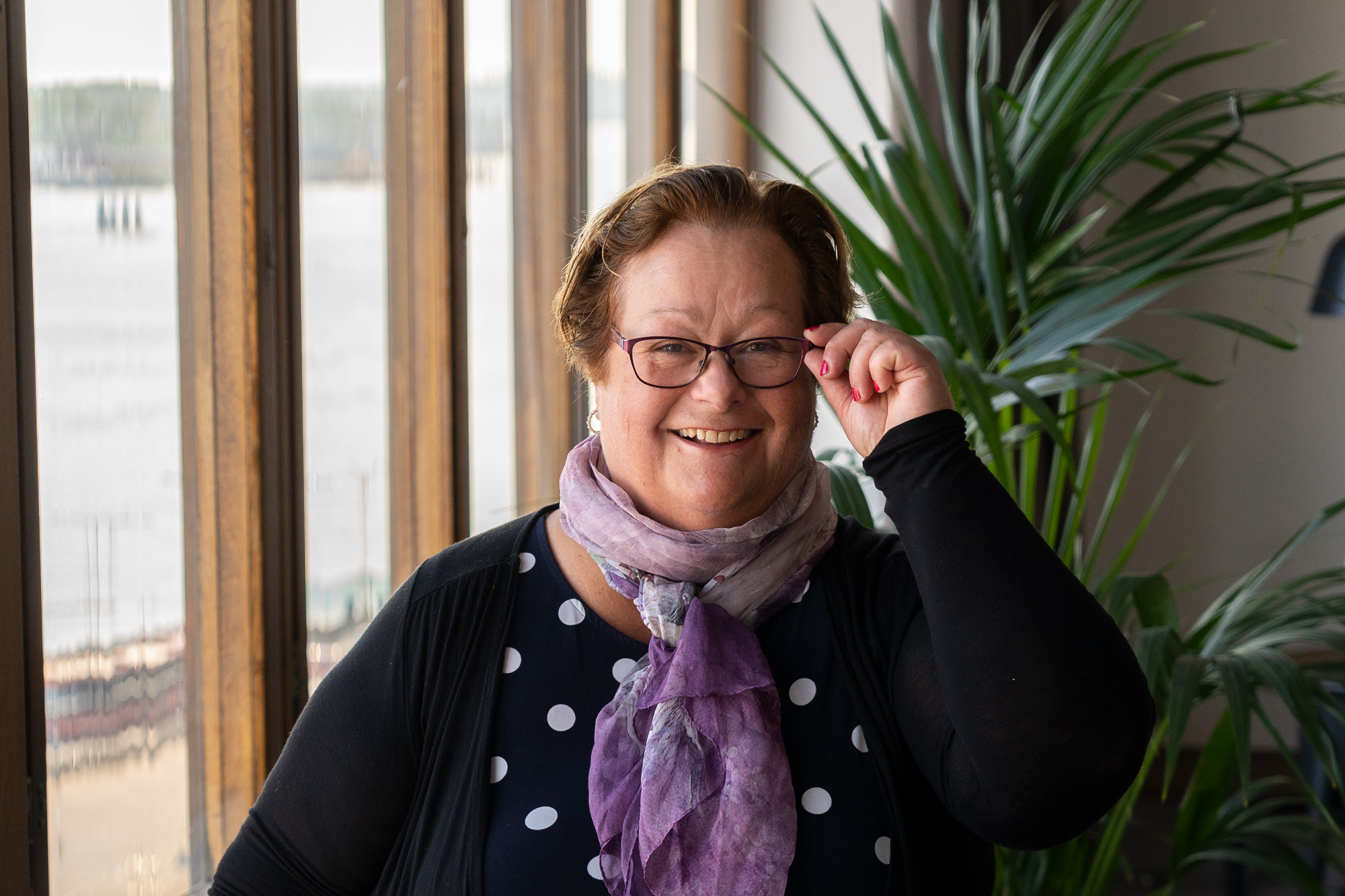 Annika Jansson leende vid ett fönster