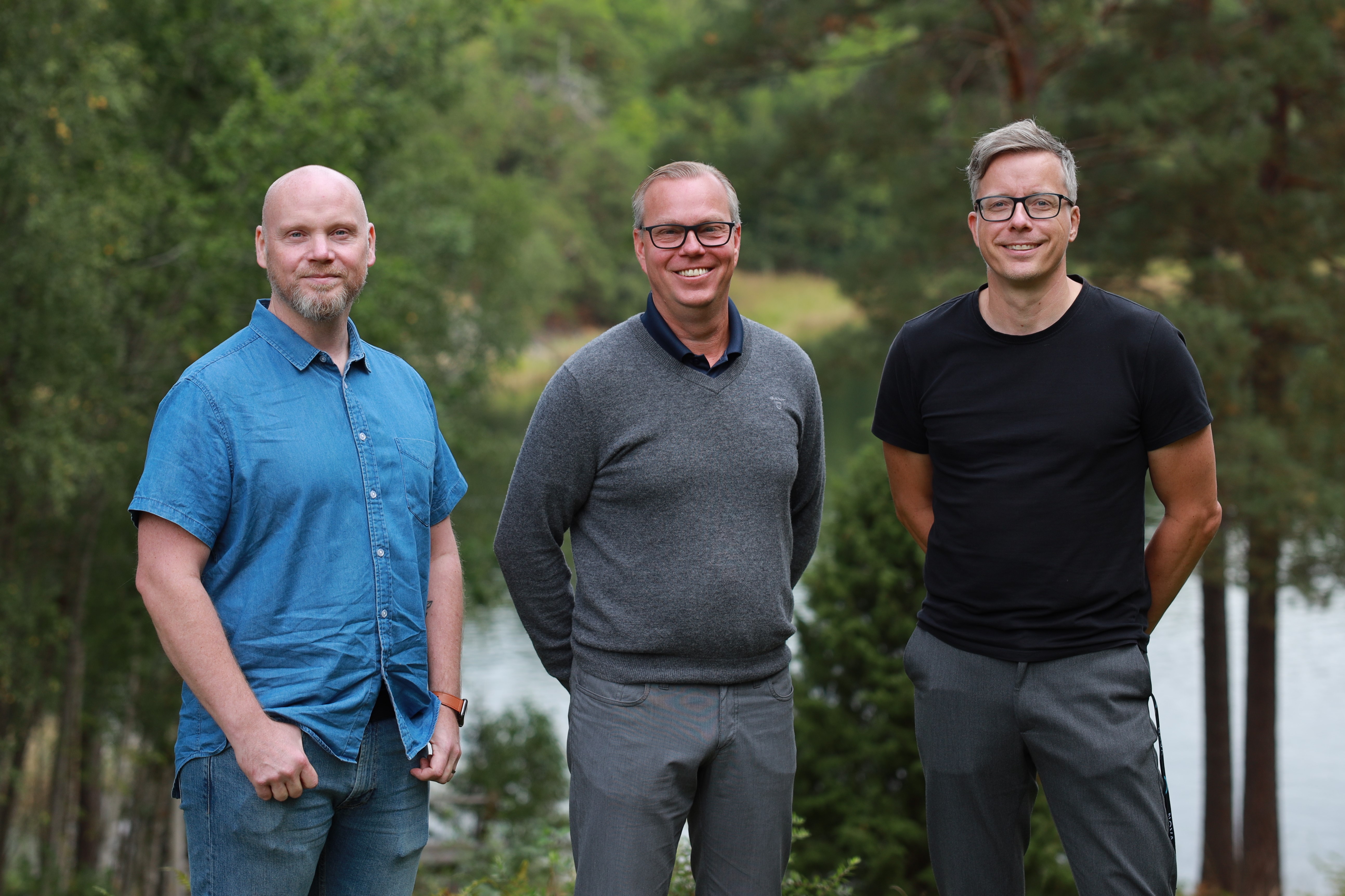 Joacim Broström, Erik Engberg och Kalle Paulsson poserar framför träd.