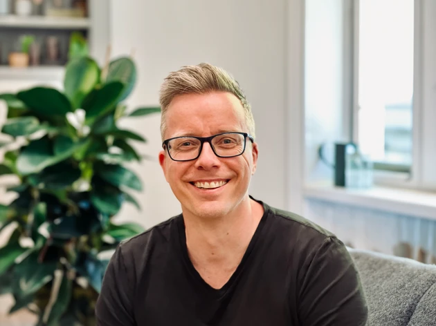 Kalle Paulsson sitter och ler