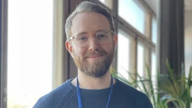 Joel framför fönstret på Epinovas kontor
