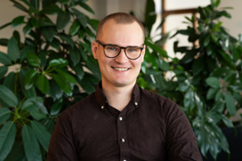 Joakim Sommar i soffa