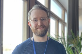Joel framför fönstret på Epinovas kontor