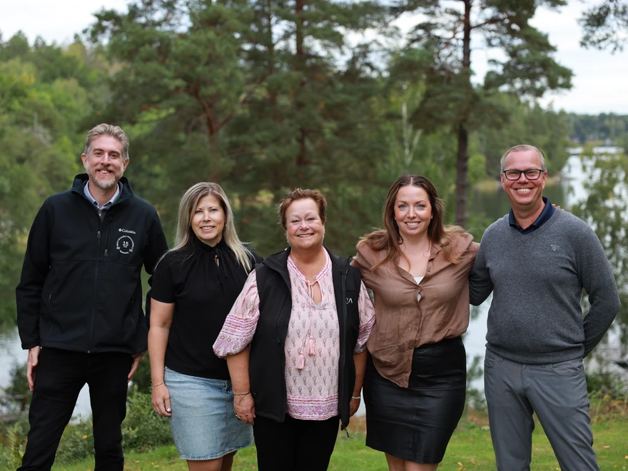 Group photo outdoors at Epinova's management