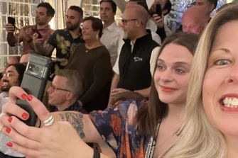 En grupp skrattande medarbetare 